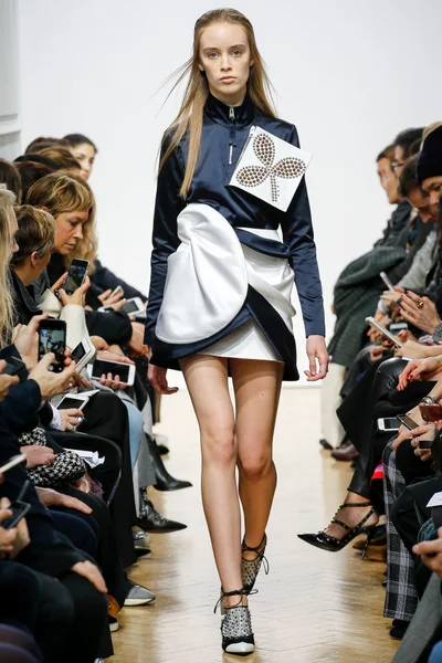 Look 16